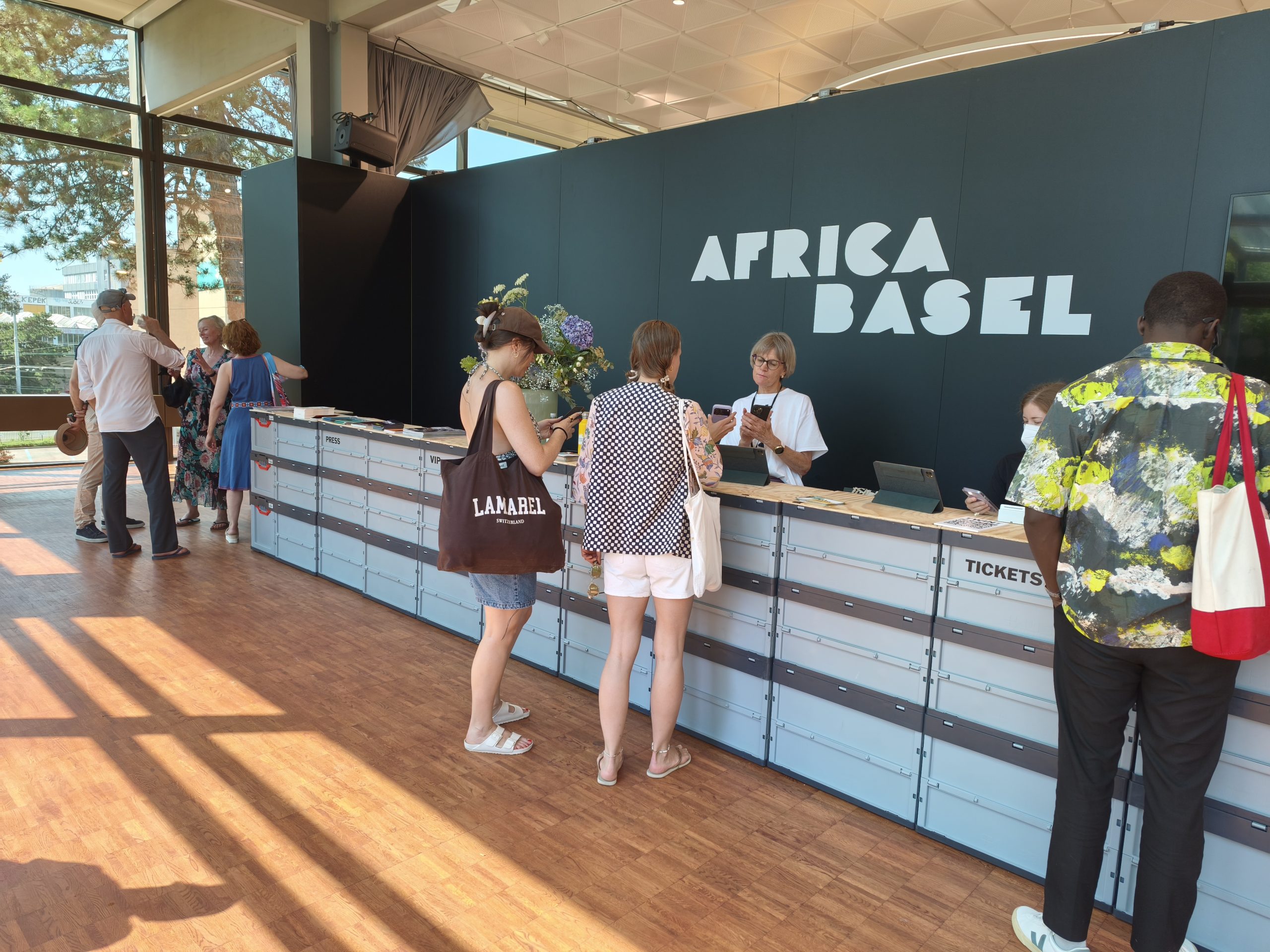 Welcome Desk der Africa Basel, einer Nebenmesse der Art Basel mit LeihBOX-Messemöbel