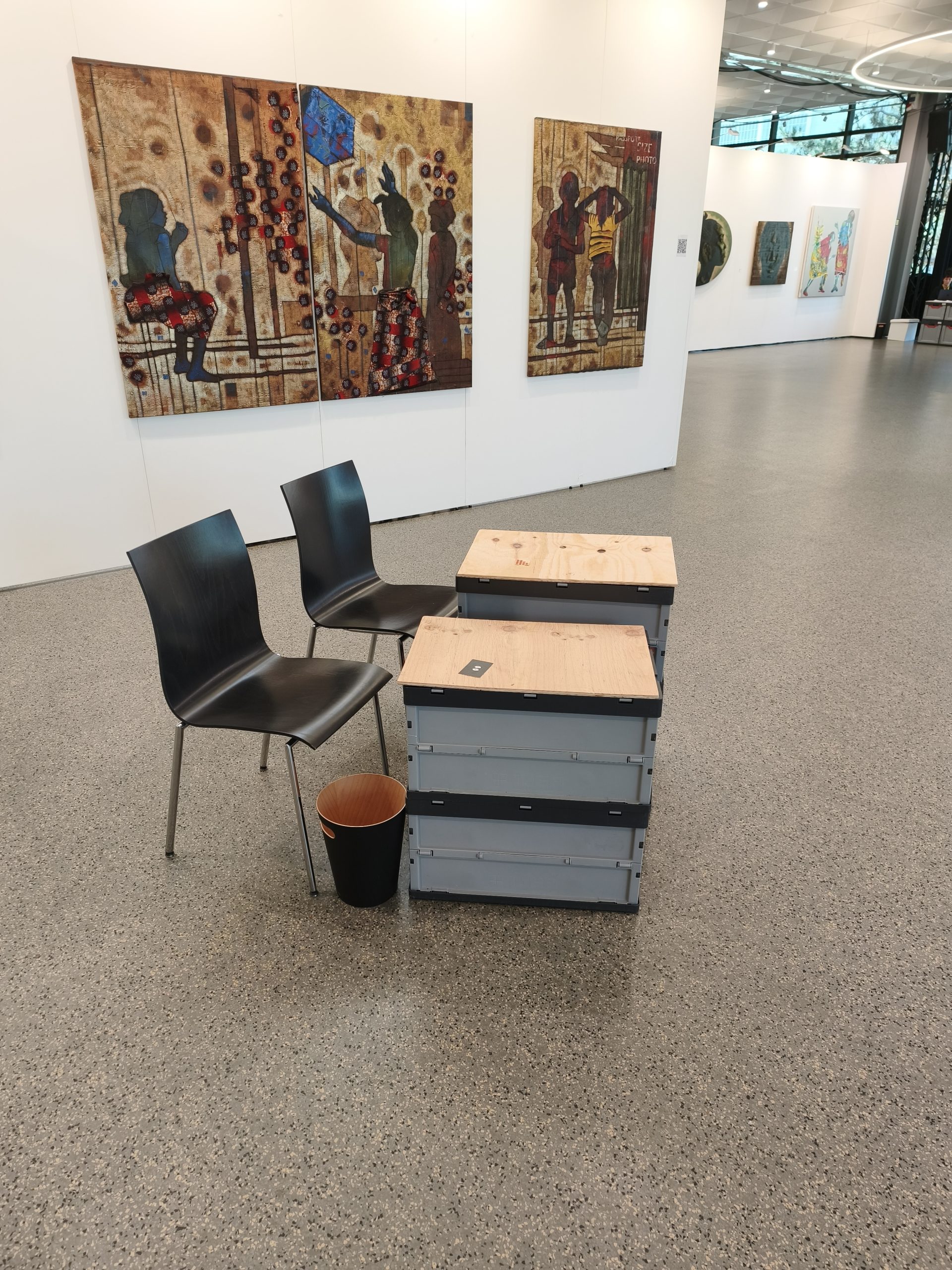Africa Basel nutzte in der Expo LeihBOX-Messemöbel.