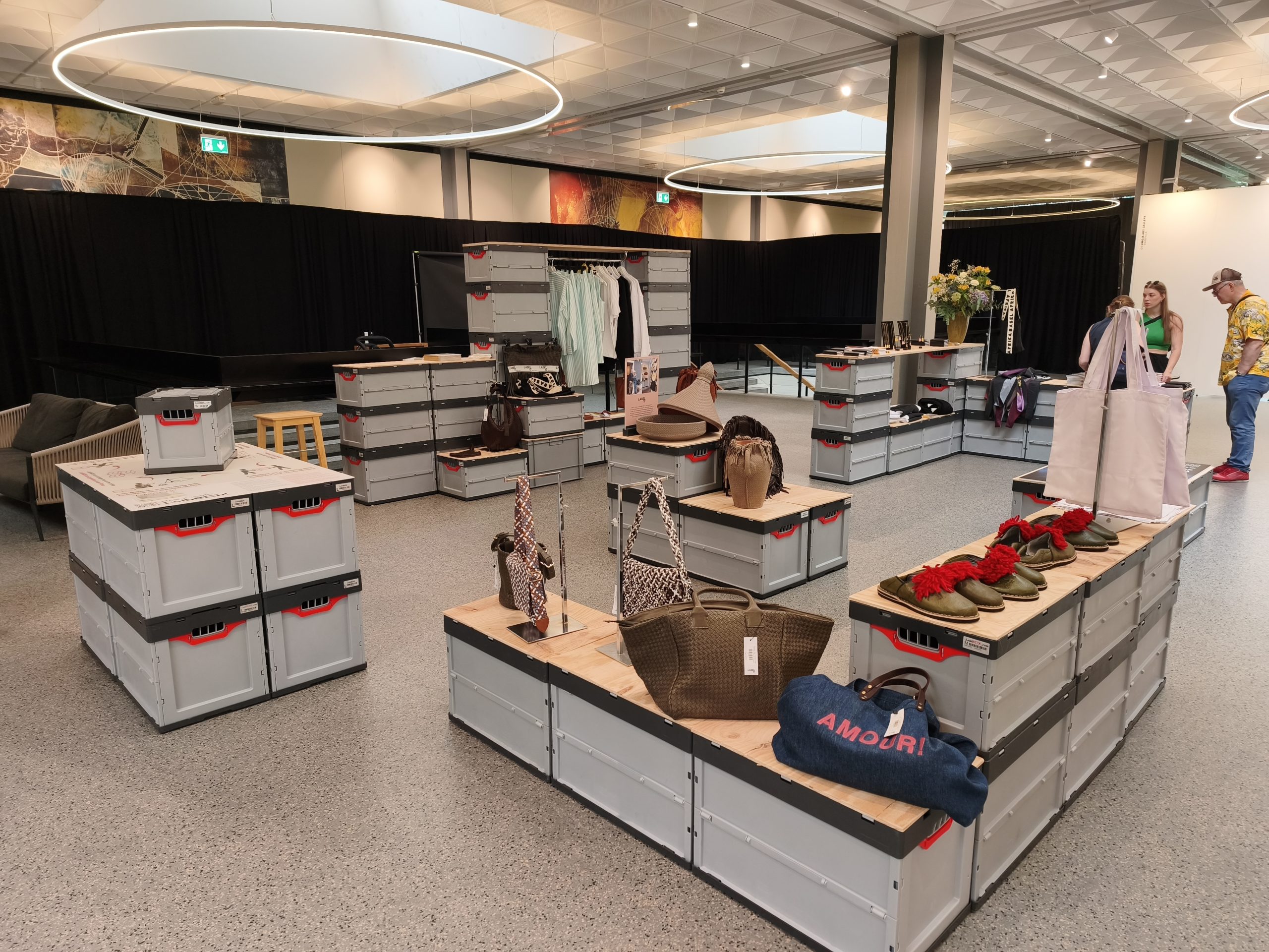 MesseShop der Africa Basel, vollständig aus LeihBOX Messemöbeln konzipiert
